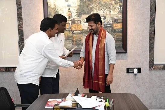 Gouri Satish in a meeting with party leadership at the Congress office